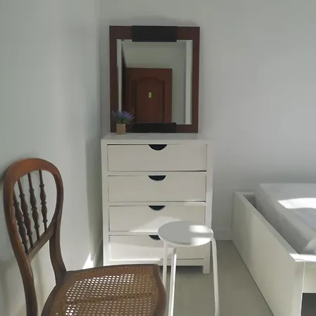 Flat With Balcony Ac Direct Bus To Sleeps 7 Homestay