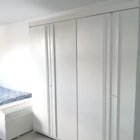 Homestay Flat With Balcony Ac Direct Bus To Sleeps 7 *