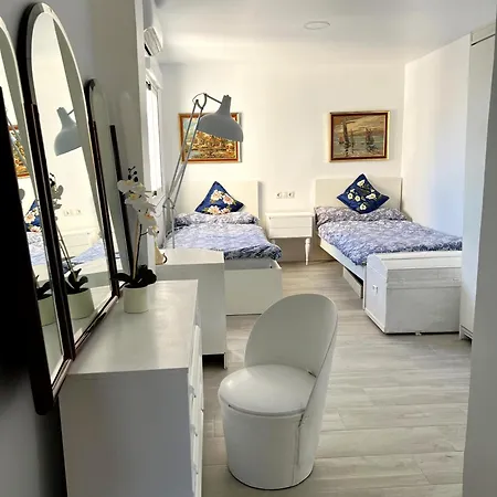 Flat With Balcony Ac Direct Bus To Sleeps 7 Accommodatie bij particulieren