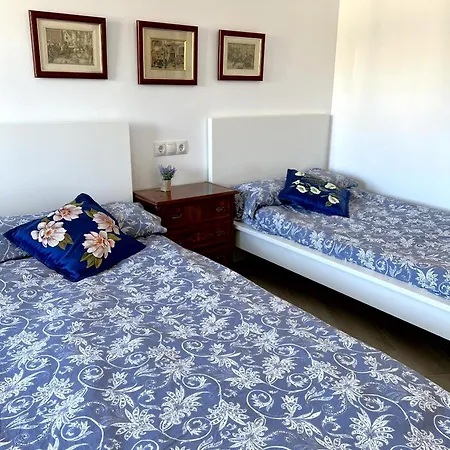 Flat With Balcony Ac Direct Bus To Sleeps 7 Homestay Malaga