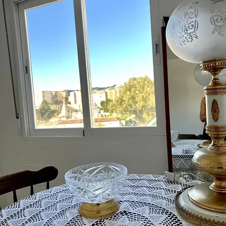 Homestay Flat With Balcony Ac Direct Bus To Sleeps 7 *