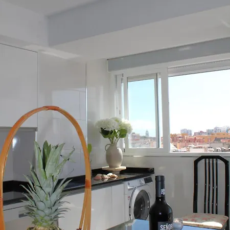Flat With Balcony Ac Direct Bus To Sleeps 7 Homestay *