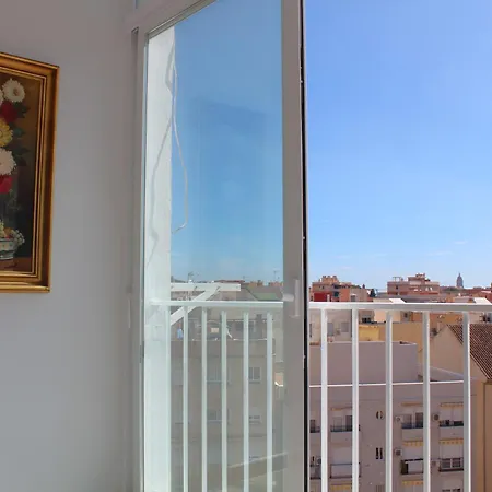 Flat With Balcony Ac Direct Bus To Sleeps 7 Homestay Malaga