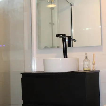 Flat With Balcony Ac Direct Bus To Sleeps 7 Accommodatie bij particulieren Málaga