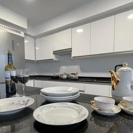 Homestay Flat With Balcony Ac Direct Bus To Sleeps 7 *