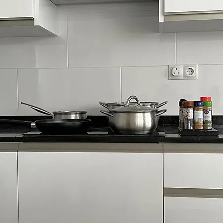 Flat With Balcony Ac Direct Bus To Sleeps 7 Accommodatie bij particulieren