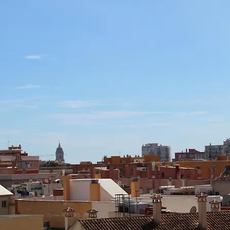 Flat With Balcony Ac Direct Bus To Sleeps 7 Homestay Malaga