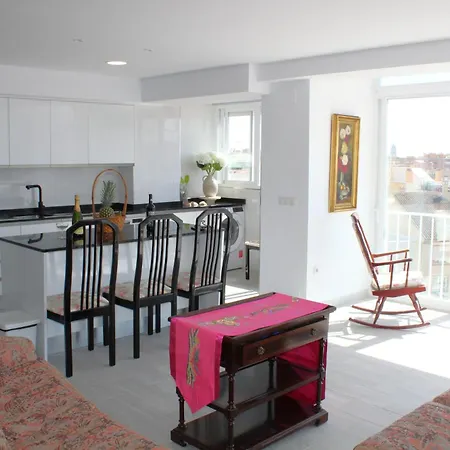 Homestay Flat With Balcony Ac Direct Bus To Sleeps 7