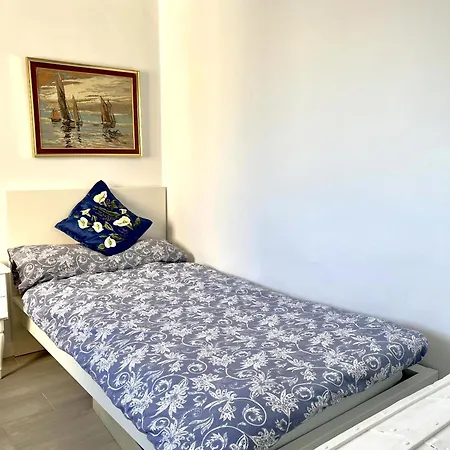 Homestay Flat With Balcony Ac Direct Bus To Sleeps 7 *