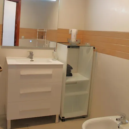 Flat With Balcony Ac Direct Bus To Sleeps 7 Homestay Malaga