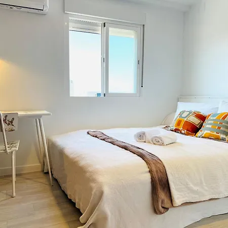 Homestay Flat With Balcony Ac Direct Bus To Sleeps 7 Malaga