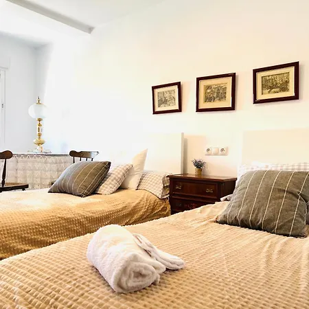 Flat With Balcony Ac Direct Bus To Sleeps 7 *